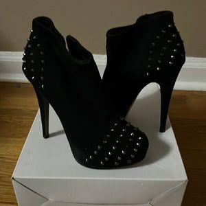 Aldo size 8 suede booties